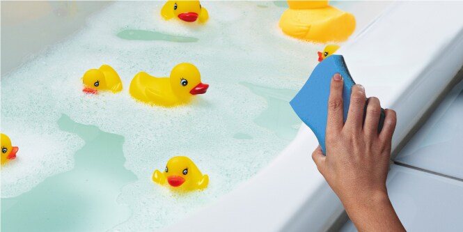 Limpiando una bañera con Esponja Baño  Scoth-Brite.