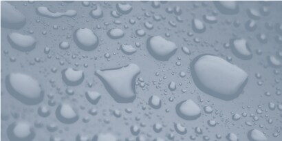 Gotas de agua en una superficie recién lavada con Scotch-Brite.
