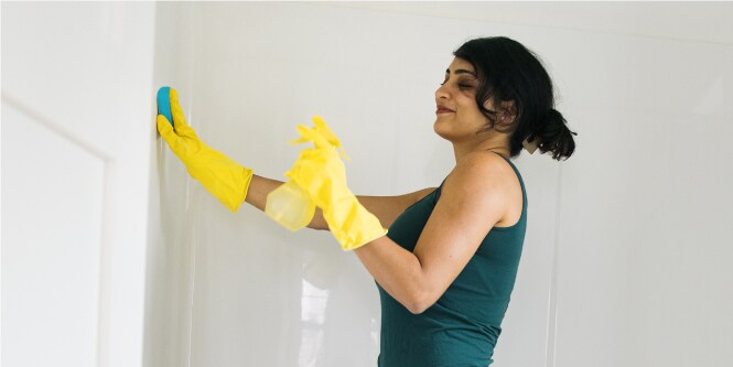 Limpieza de mosaicos en baño con Esponja Cero Rayas Baño Scoth-Brite.