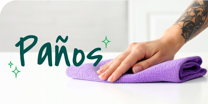 Mujer limpiando mesa con Esponja Cero Rayas Scotch-Brite.
