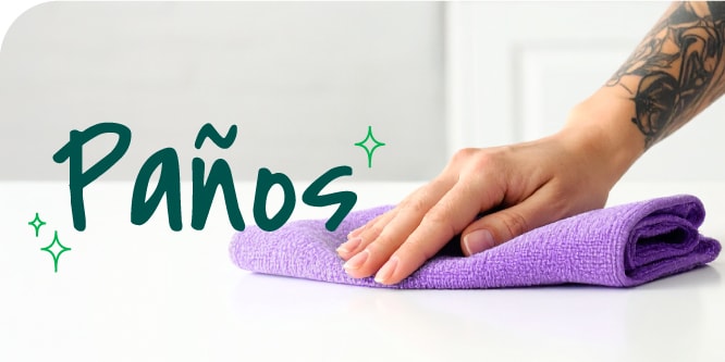 Mujer limpiando mesa con Esponja Cero Rayas Scotch-Brite.
