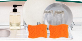 Utensilios de cocina y Fibra Cero Rayas Scotch-Brite sobre la superficie de un lavabo.
