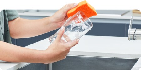 Utilización de esponja Limpieza Delicada Scotch-Brite para la limpieza de utensilios delicados
