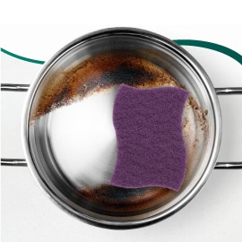 Limpieza de olla de aluminio con la fibra Extrema Scotch-Brite.