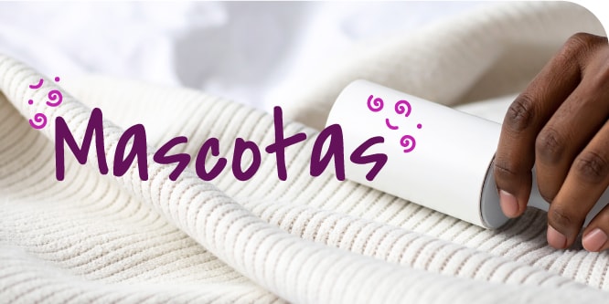 Mujer quitando pelusas de su ropa con Rodillo Quitapelusa Scotch-Brite.
