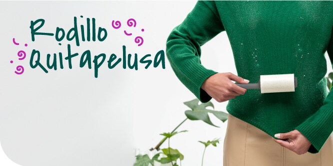 Mujer quitando pelusas de su ropa con Rodillo Quitapelusa Scotch-Brite.
