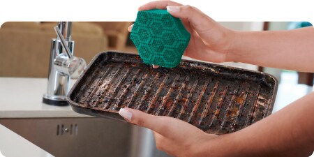 Limpieza de olla de aluminio con la fibra Esferas de Limpieza Scotch-Brite.

