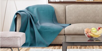 Cobija sobre un sillón.
