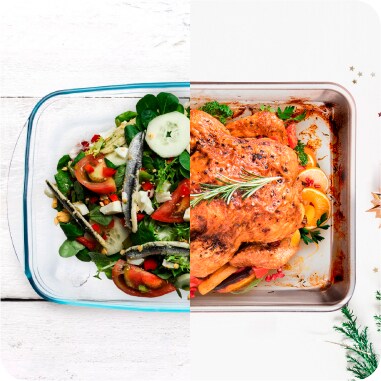 Mitad de un refractarios de cristal con una ensalada, otra mitad de recipiente de metal con pavo.
