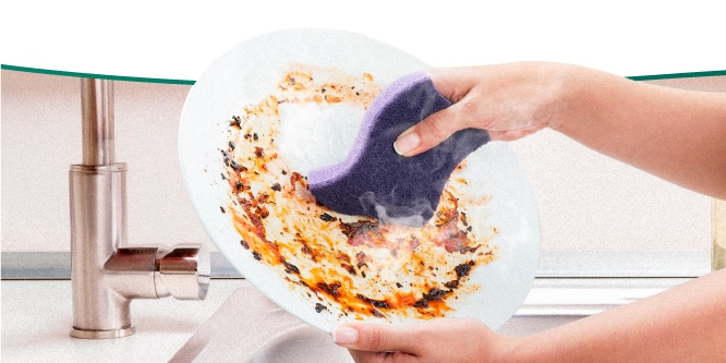 Fibra Extra Scotch-Brite limpiando suciedad difícil en un plato.
